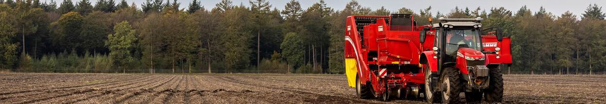 Boer op aardappelveld