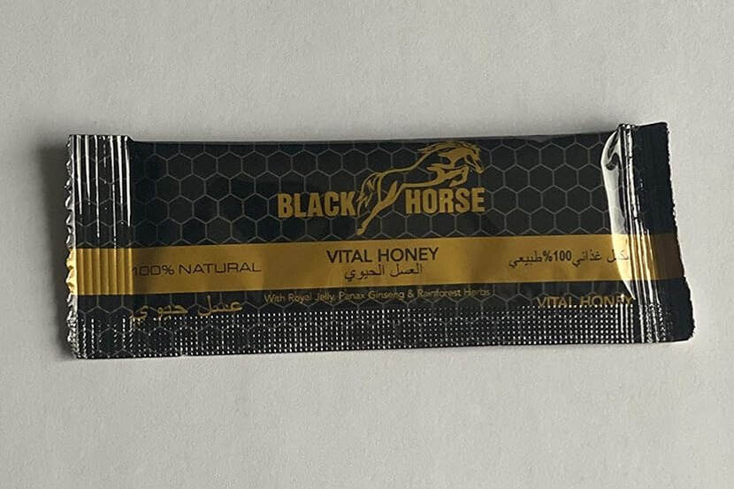 Black Horse honing in zwart zakje