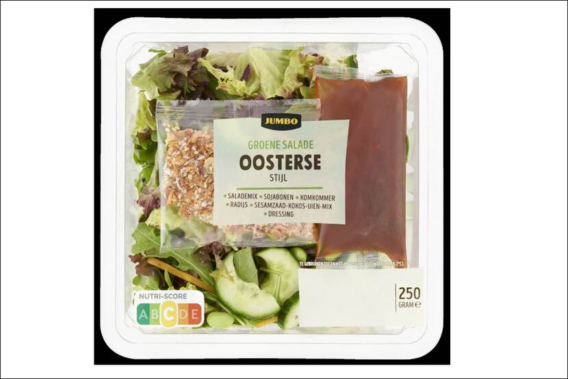 Plastic verpakking met groene salade in oosterse stijl